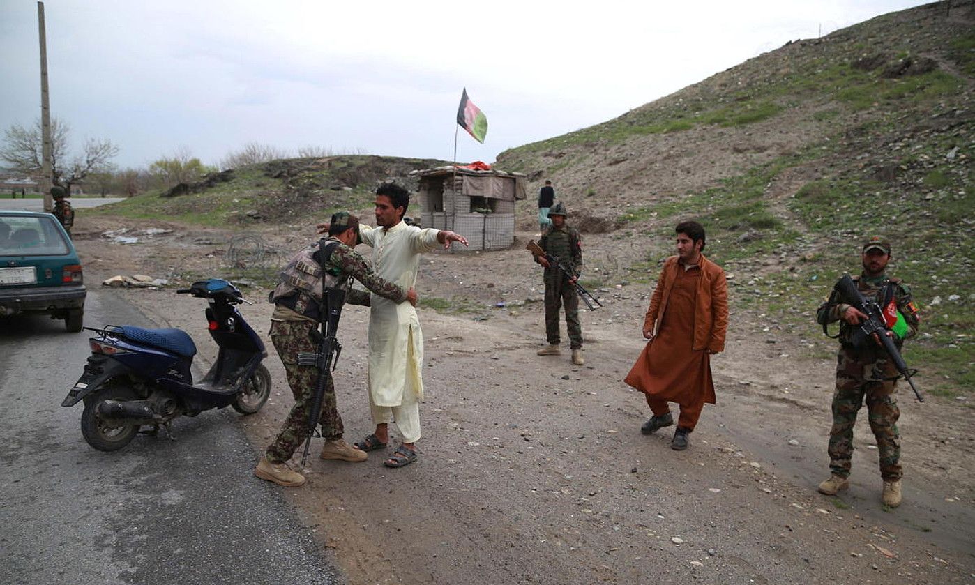 Afganistango soldaduak kontrol batean, Behsooden. GHULAMULLAH HABIBI / EFE.