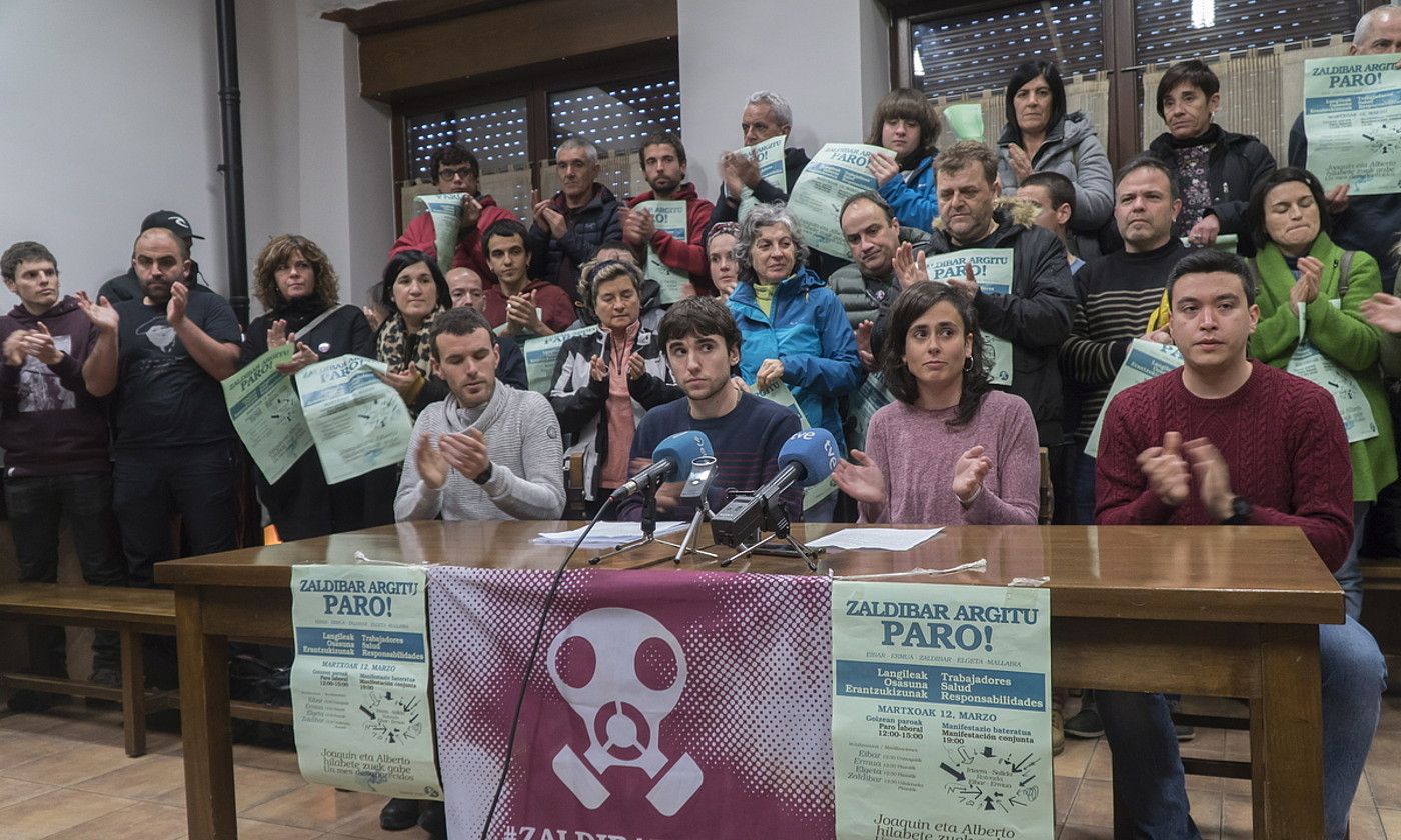 Zaldibar Argitu plataformaren prentsaurrekoa, atzo, Zaldibarko Eitzaga auzoan. ANDONI CANELLADA / FOKU. Zaldibar Argitu plataformaren prentsaurrekoa, atzo, Zaldibarko Eitzaga auzoan. ANDONI CANELLADA / FOKU.