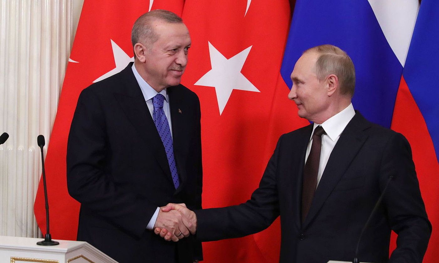 Recep Tayyip Erdogan Turkiako presidentea eta Vladimir Putin Errusiakoa, atzo, Moskun, bien arteko bileraren ondorengo agerraldian. MICHAEL KLIMENTYEV / EFE.