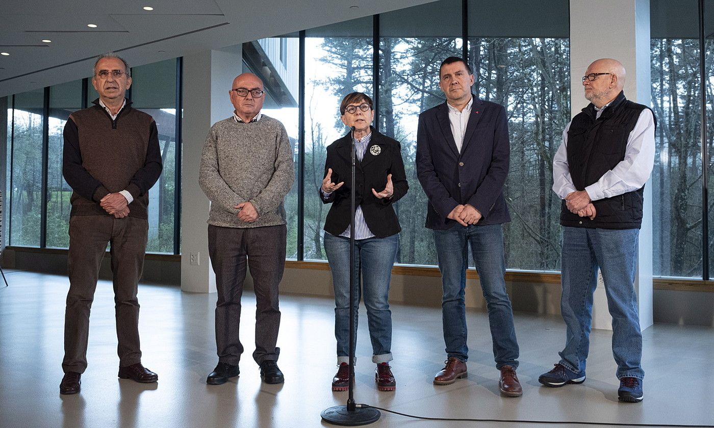 Manuel Diaz de Rabago, Javier Madrazo, Gemma Zabaleta, Arnaldo Otegi eta Daniel Arranz, atzo, Donostian. JON URBE / FOKU.