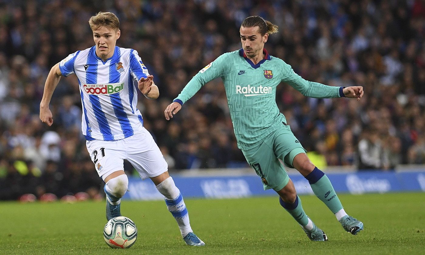 Martin Odegaard Realeko jokalaria eta Antoine Griezmann Bartzelonakoa, lehen itzulian, Anoetan. JON URBE / FOKU. Martin Odegaard Realeko jokalaria eta Antoine Griezmann Bartzelonakoa, lehen itzulian, Anoetan. JON URBE / FOKU.