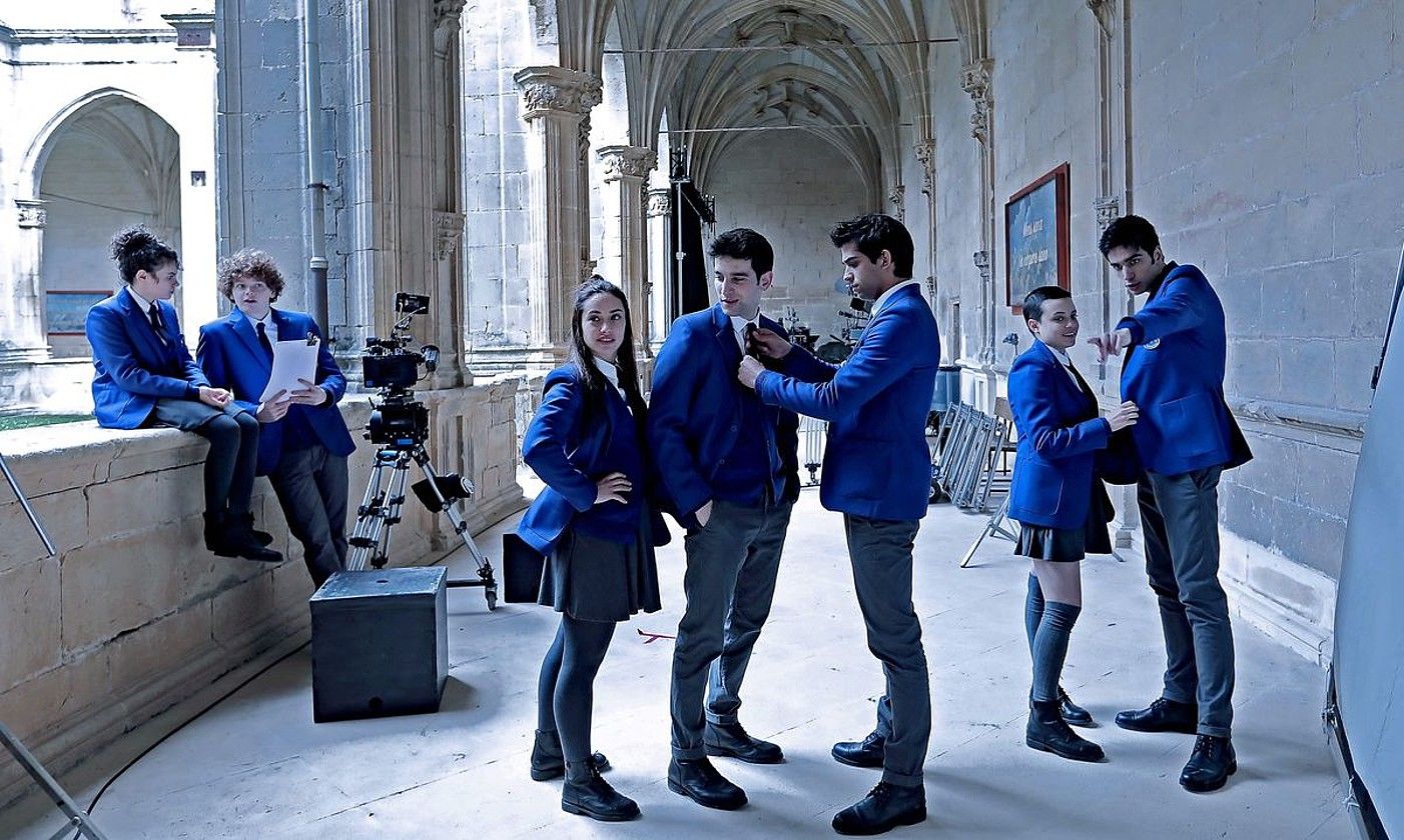 Aiegiko Iratxeko monasterioan egin dituzte asteon telesaileko lehen grabaketak. AMAZON PRIME VIDEO. Aiegiko Iratxeko monasterioan egin dituzte asteon telesaileko lehen grabaketak. AMAZON PRIME VIDEO.