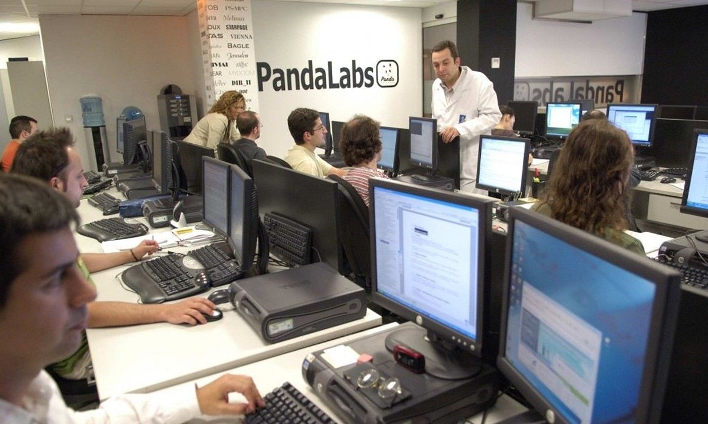 Panda Securityko langileak, enpresaren bulegoetako batean. PANDA SECURITY.