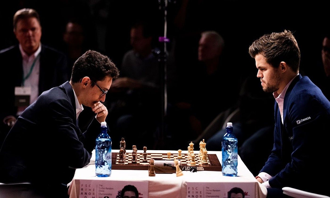 Fabiano Caruana —ezkerrean— Magnus Carlsenekin —eskuinean— lehian, iaz, Norvegian. BERIT ROALD / EFE.