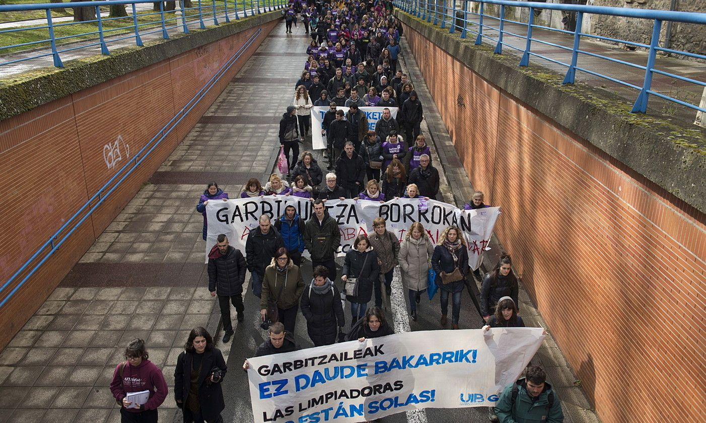 Aurreko ostegunean garbitzaileek manifestazio bateratua egin zuten Gasteizen. RAUL BOGAJO / FOKU. Aurreko ostegunean garbitzaileek manifestazio bateratua egin zuten Gasteizen. RAUL BOGAJO / FOKU.