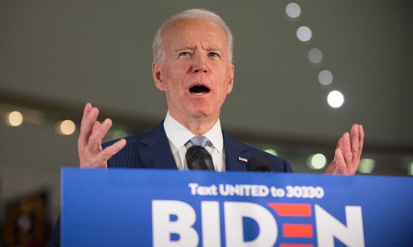 Joe Biden demokrata, primarioetako bozketen osteko agerraldian, joan den asteartean, Filadelfian. TRACIE VAN AUKEN / EFE.