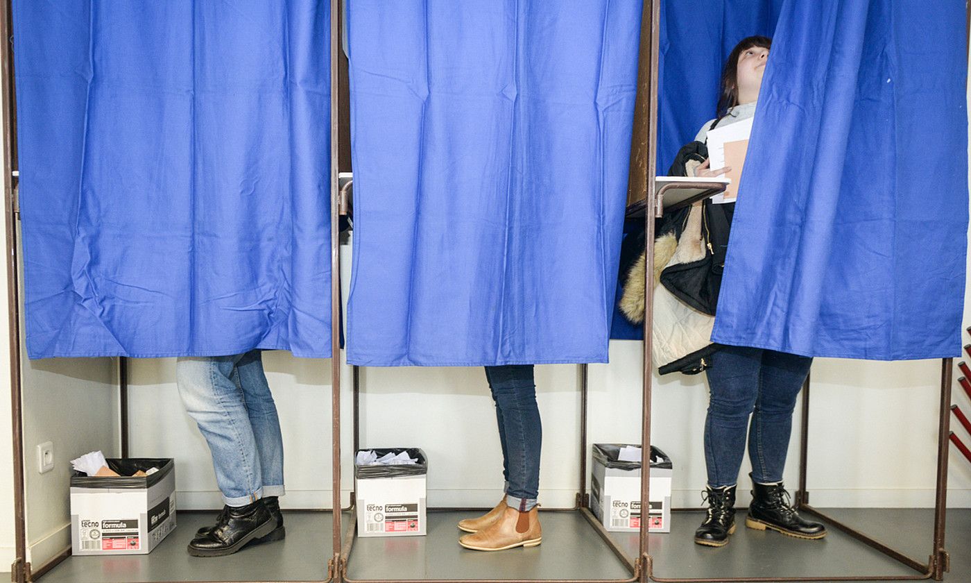 Boto kabina batzuk, gortinekin. ISABELLE MIQUELESTORENA. Boto kabina batzuk, gortinekin. ISABELLE MIQUELESTORENA.