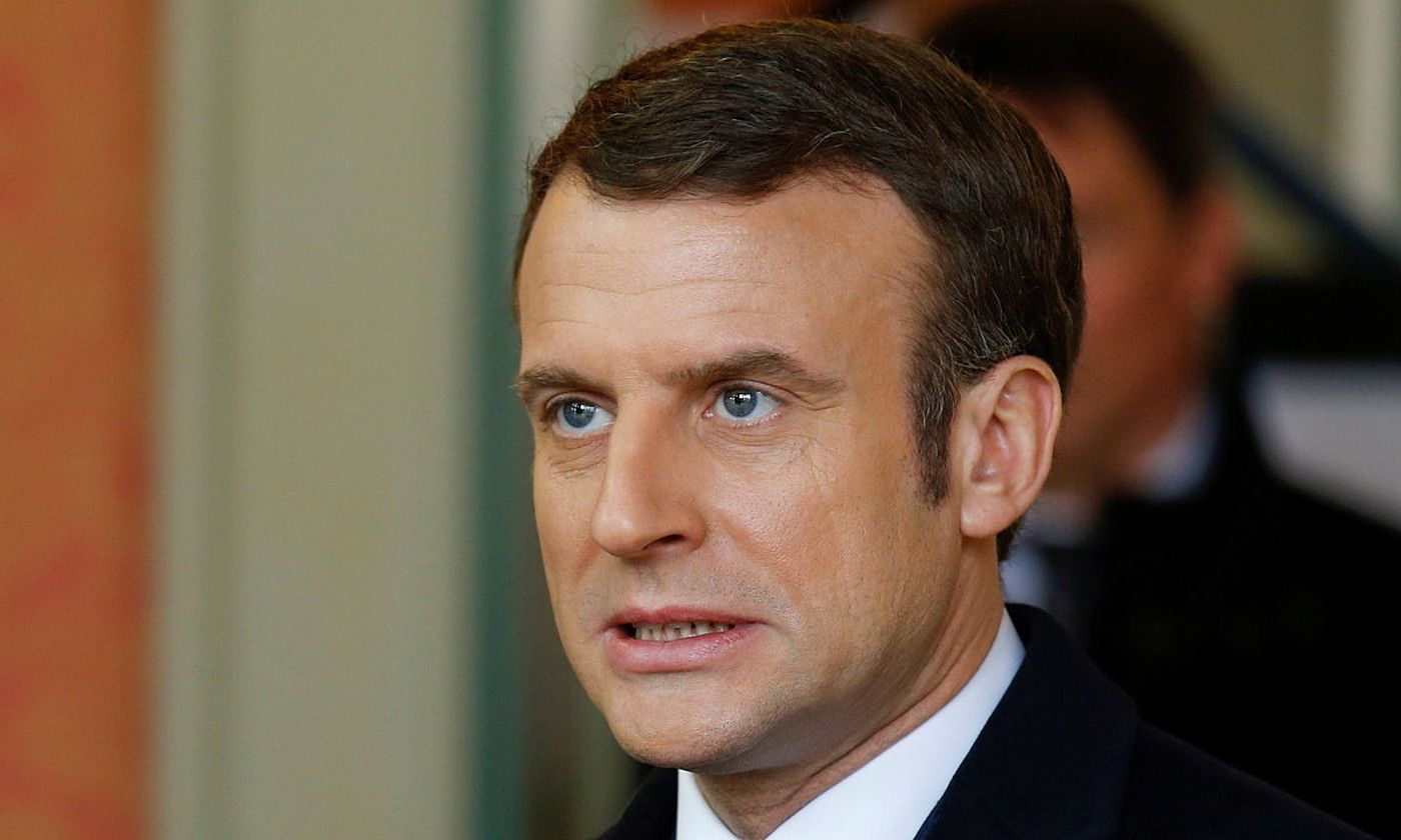 Emmanuel Macron Frantziako presidentea, herenegun, herriko bozen lehen itzulian, botoa eman ondoren. P. ROSSIGNOL / EFE.