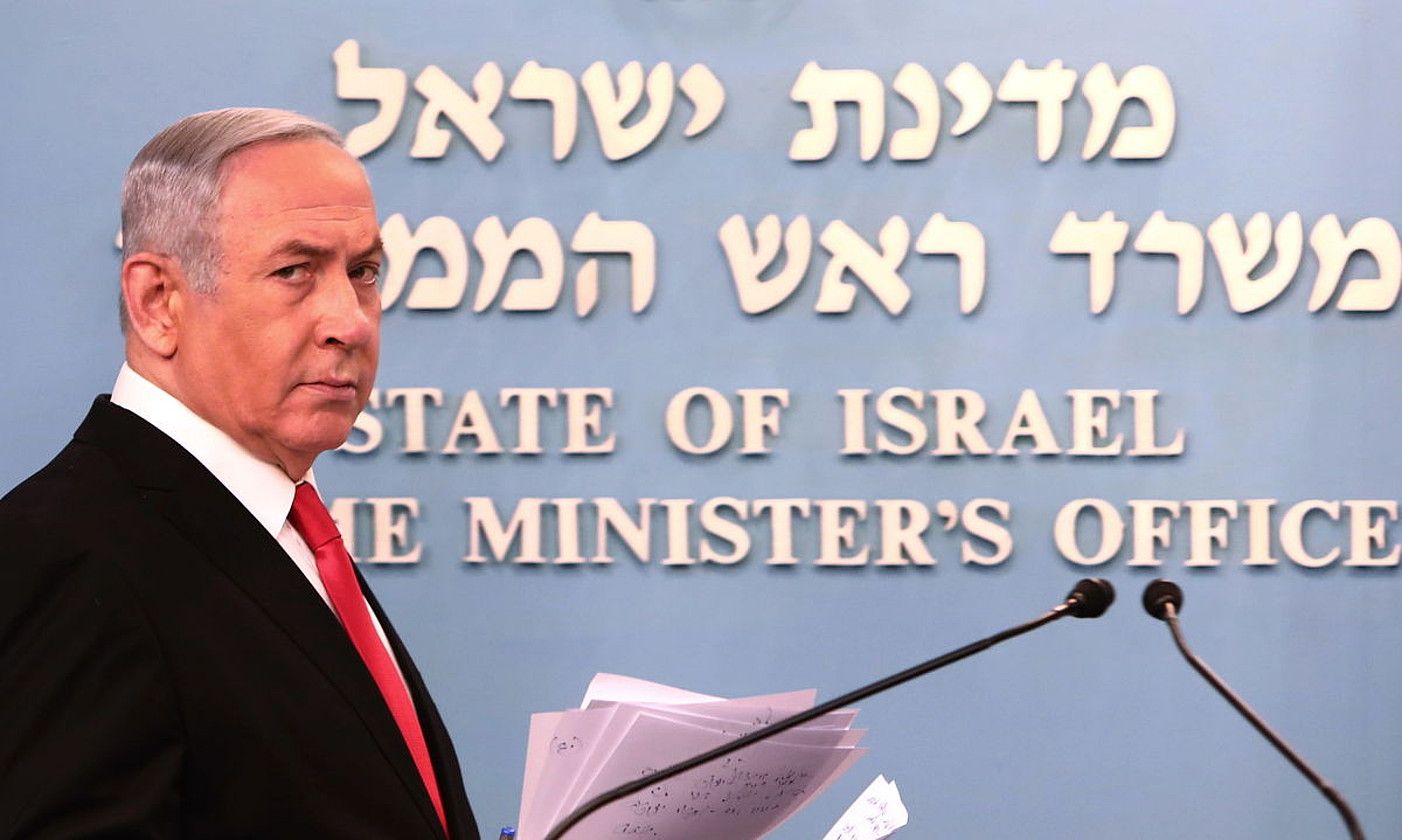 Benjamin Netanyahu Israelgo jarduneko lehen ministroa koronabirusari aurre egiteko hartutako neurriak iragartzen. GALI TIBBON / EFE.