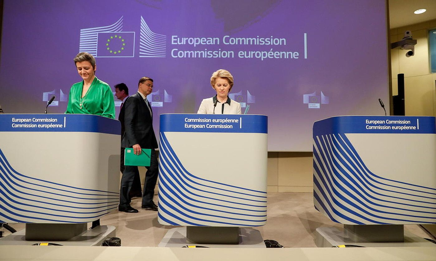 Europako Batzordeko buruak: Vestager presidenteordea eta Von der Leyen presidentea. STEPHANIE LECOCQ / EFE.