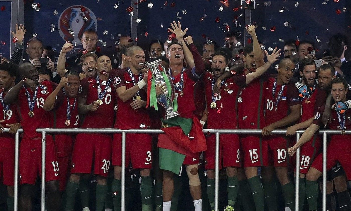 Portugalek irabazi zuen 2016ko Eurokopa. Irudian, jokalariak kopa jasotzen. MIGUEL A. LOPES / EFE. Portugalek irabazi zuen 2016ko Eurokopa. Irudian, jokalariak kopa jasotzen. MIGUEL A. LOPES / EFE.