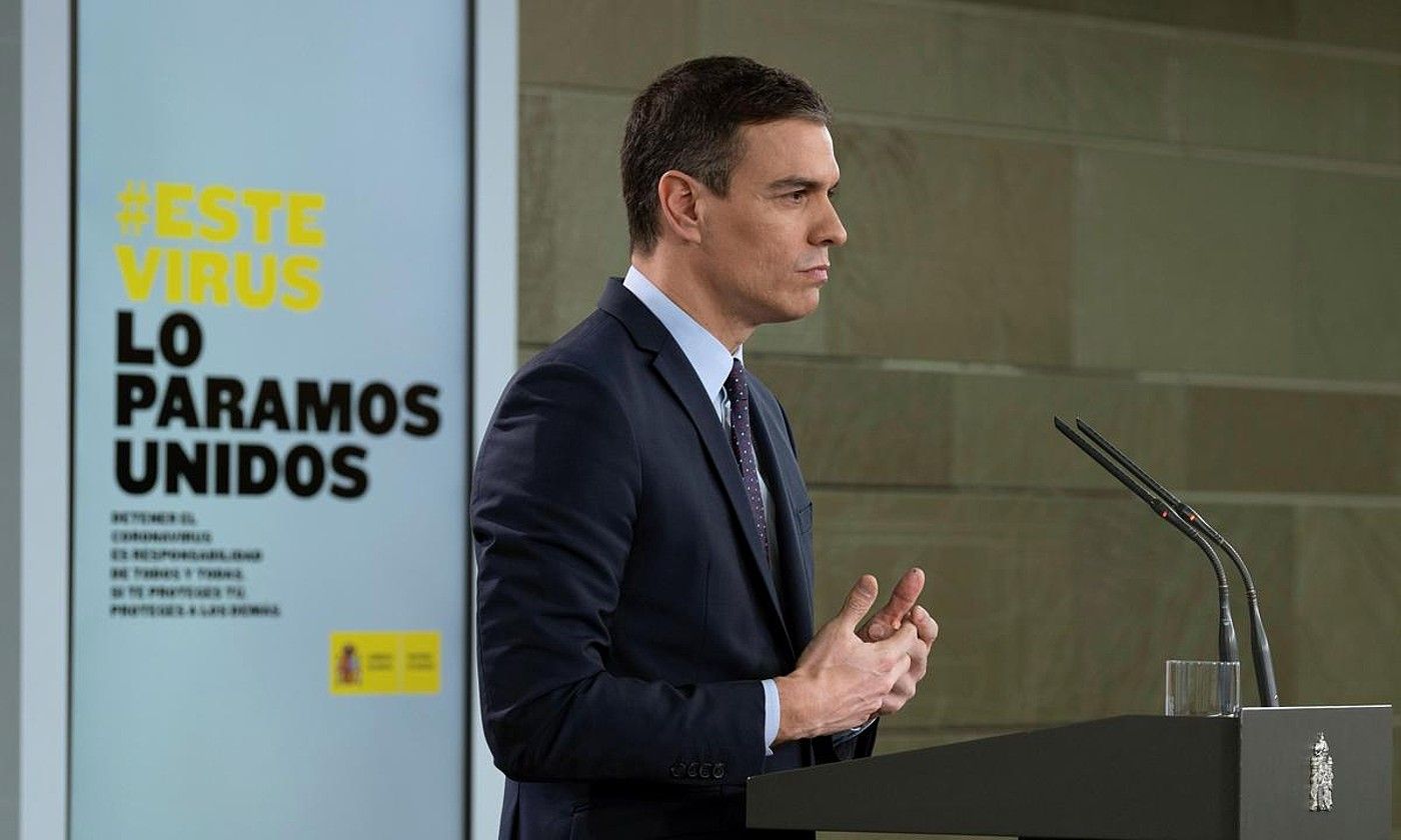 Pedro Sanchez Espainiako gobernuburua, atzo, neurri ekonomiko sorta baten berri ematen. BORJA PUIG DE LA BELLA CASA / EFE.
