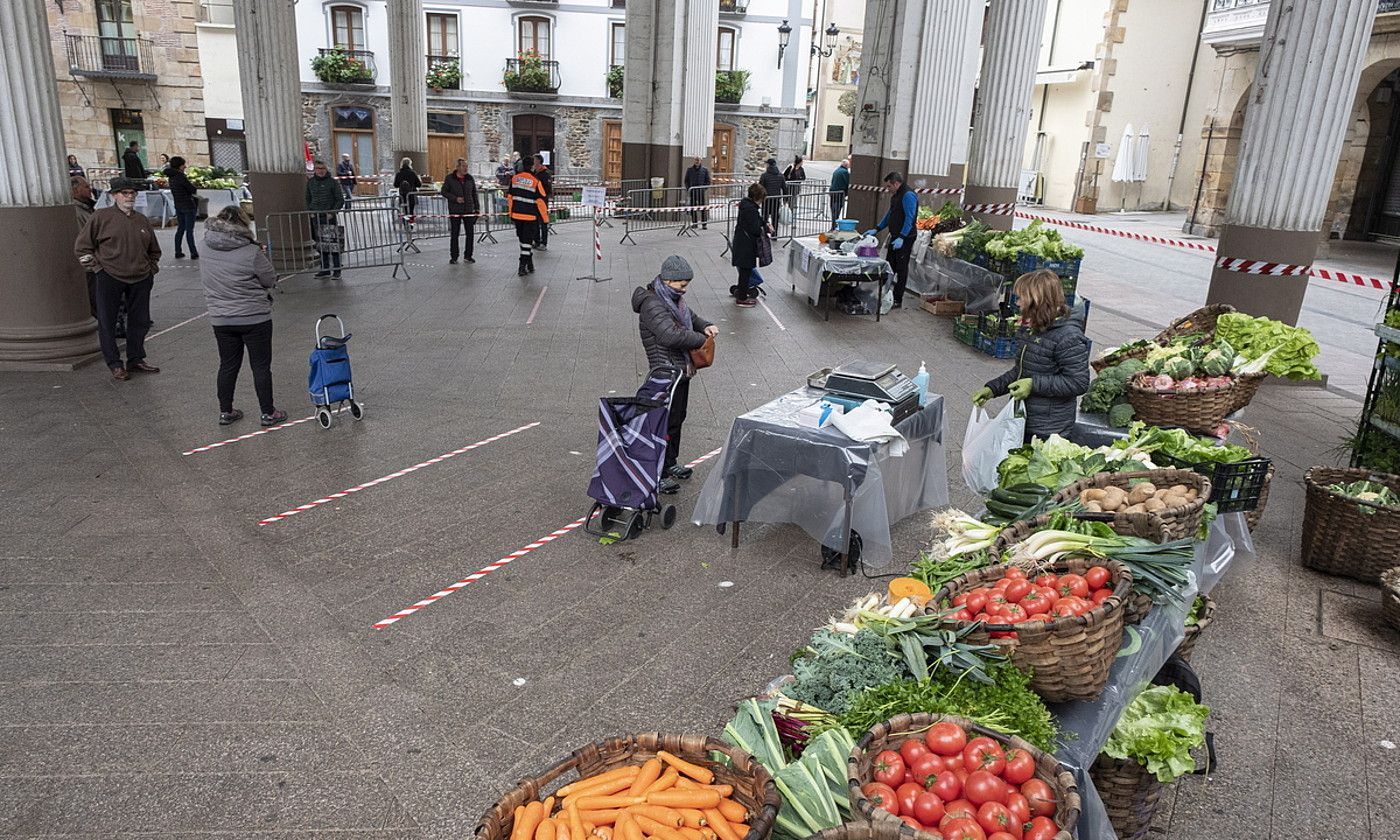 Asteazkenero bezala azoka egin zuten Ordizian, baina koronabirusa dela-eta neurri batzuk hartuta. JON URBE / FOKU.