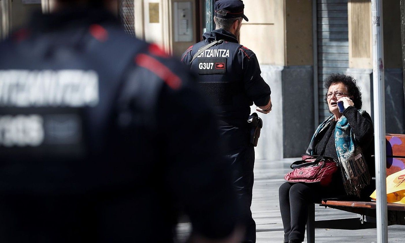 Ertzain batzuk, joan den igandean, Donostian, herritar batekin. JAVIER ETXEZARRETA / EFE.