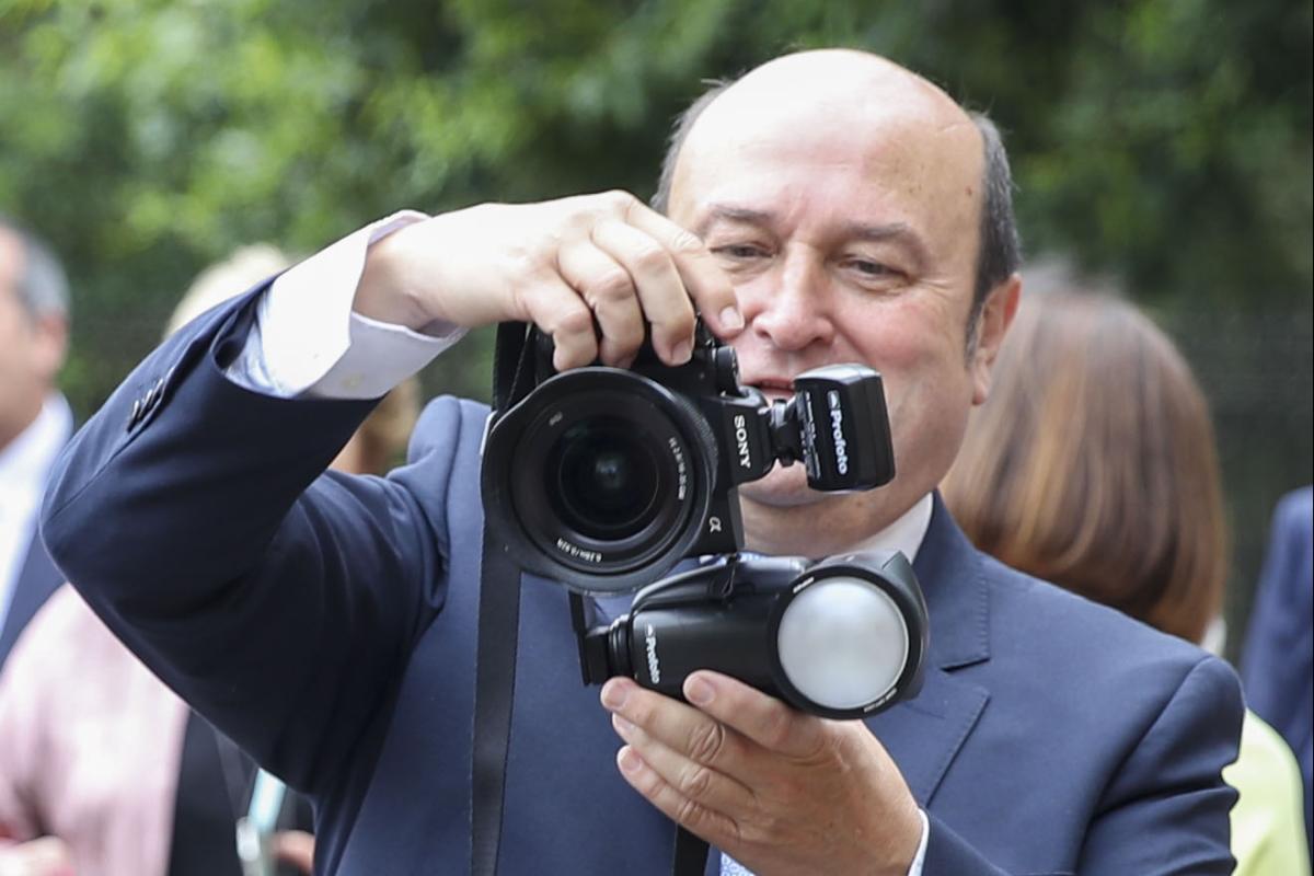 Andoni Ortuzar kamera batekin, Gernikan, Pradales Jaurlaritzako lehendakari izendatu zuten egunean. LUIS TEJIDO / EFE