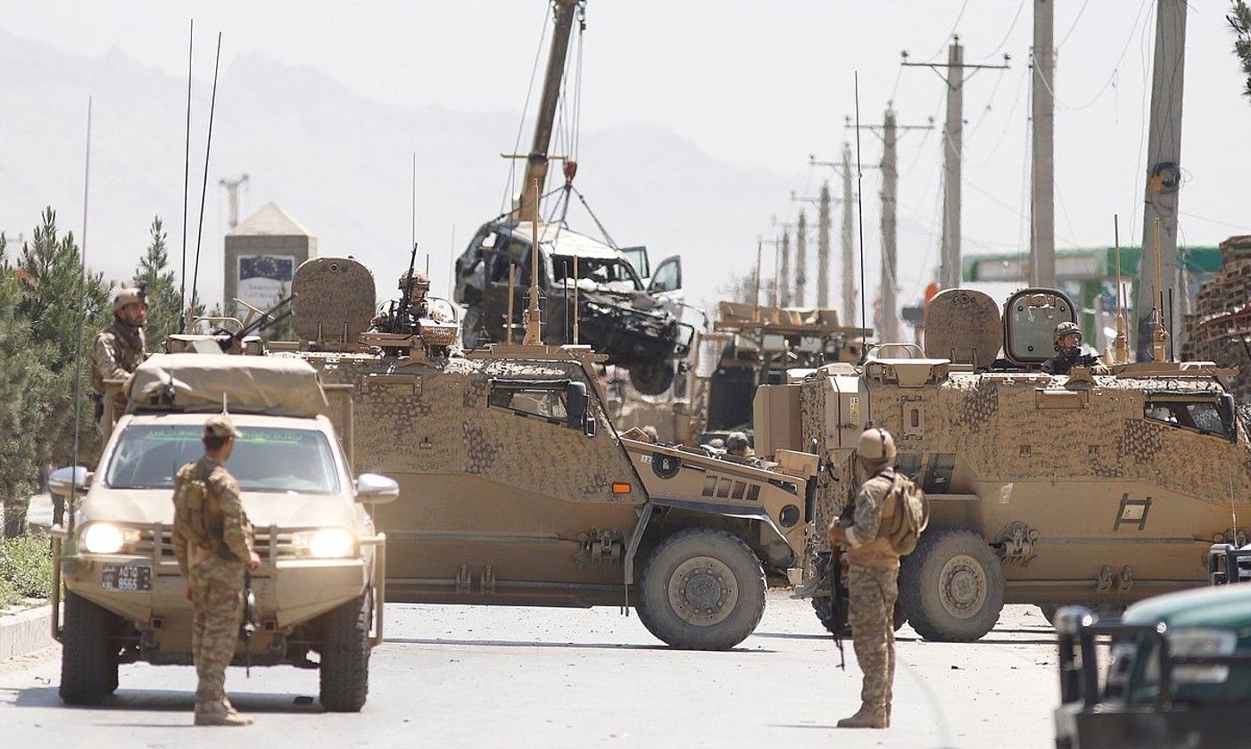NATOren soldadu batzuk, Afganistango hiriburuan, artxiboko irudi batean. JAWED KARGAR / EFE.