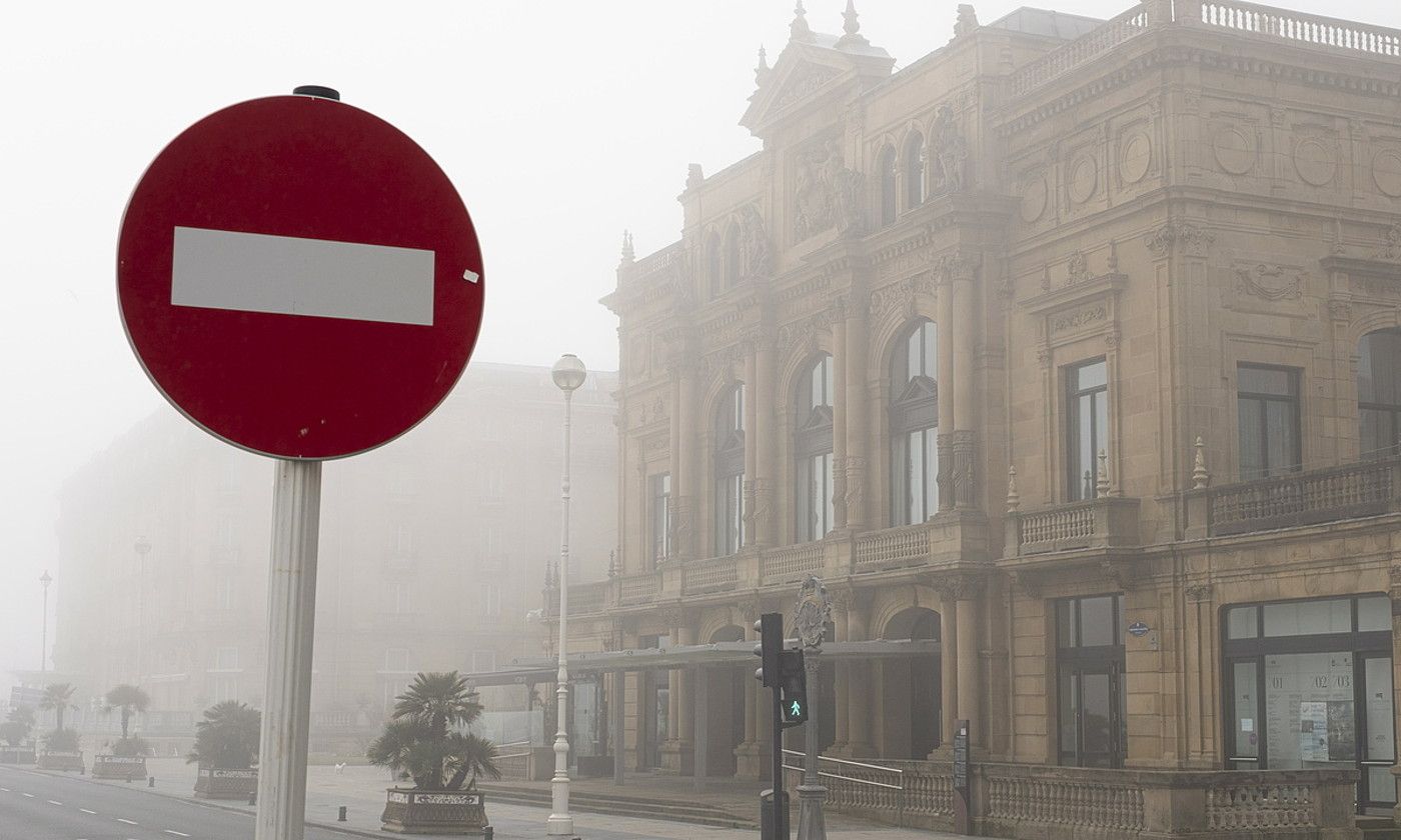 Donostiako Viktoria Eugenia antzokia, itxita. Halaxe daude egunotan Euskal Herriko askotariko areto guztiak. JON URBE / FOKU.