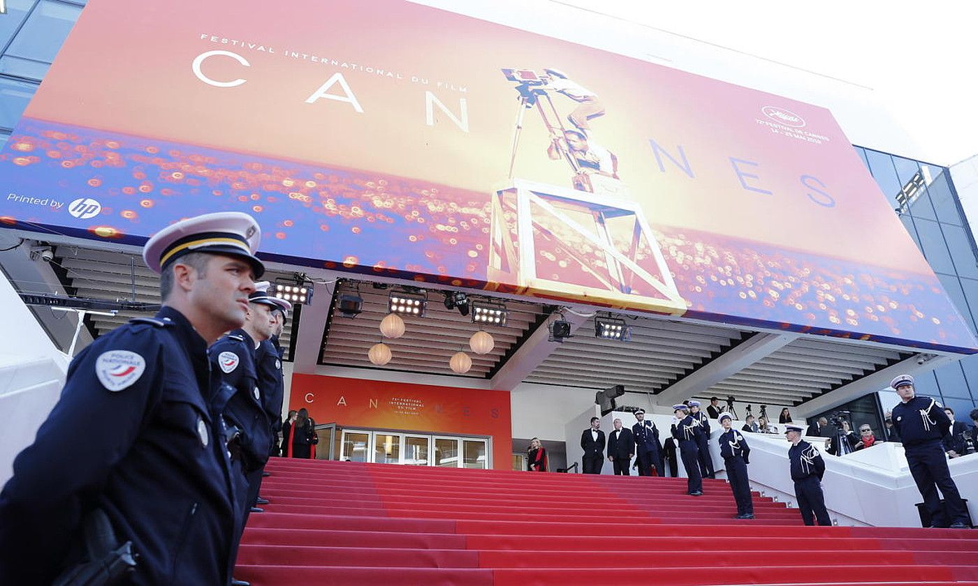 Frantziako Polizia Cannesko jaialdiaren ataria zaintzen, iaz. SEBASTIEN NOGIER / EFE. Frantziako Polizia Cannesko jaialdiaren ataria zaintzen, iaz. SEBASTIEN NOGIER / EFE.