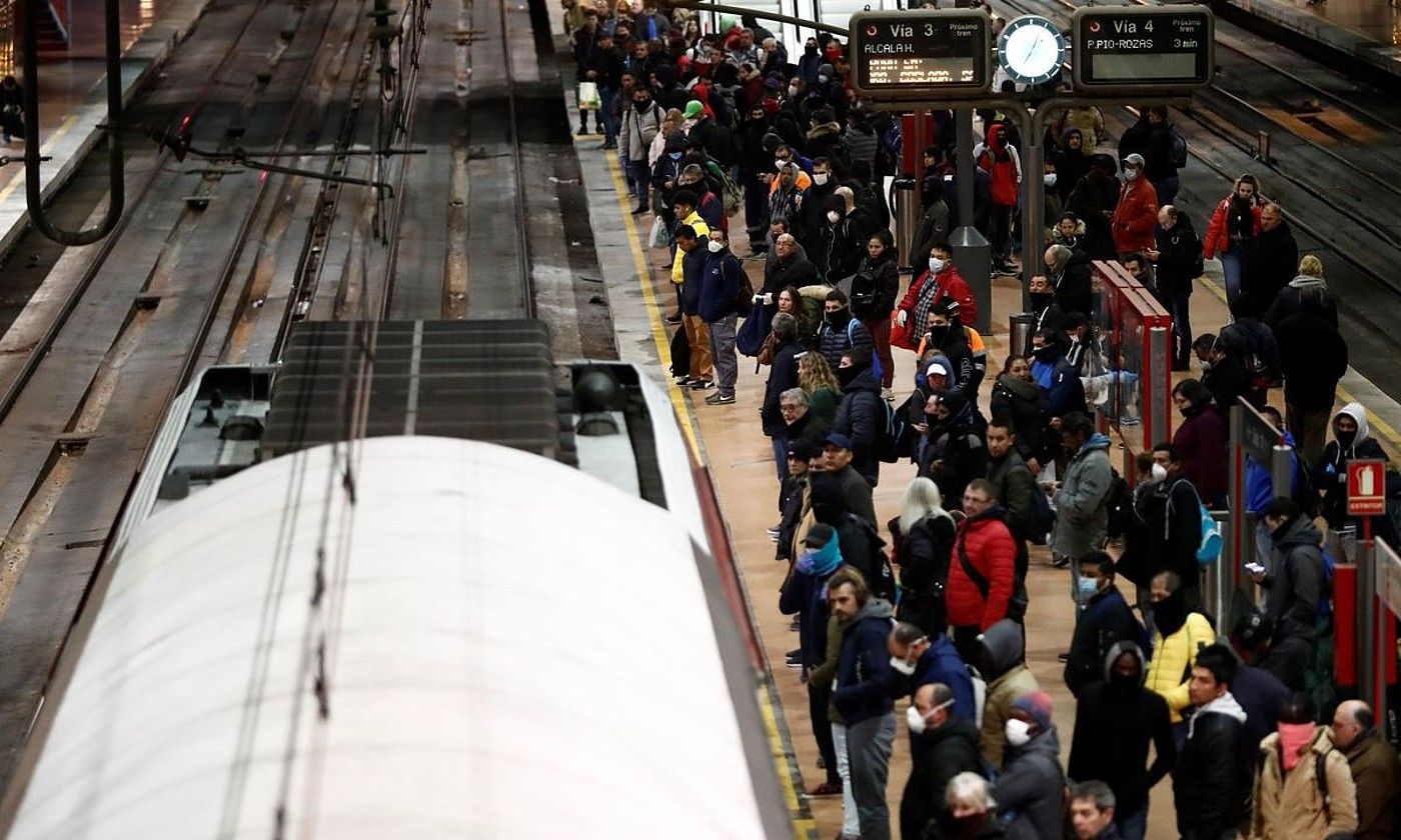 Dozenaka pertsona, trena hartzeko zain, astearte goizeko lehen orduan, Madrilgo Atotxa tren geltokian. MARISCAL / EFE.