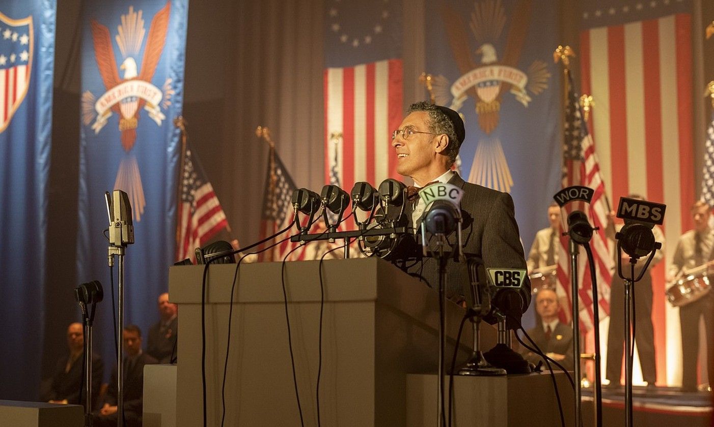 John Turturro aktorea, The Plot Against America telesailaren atal batean. HBO.