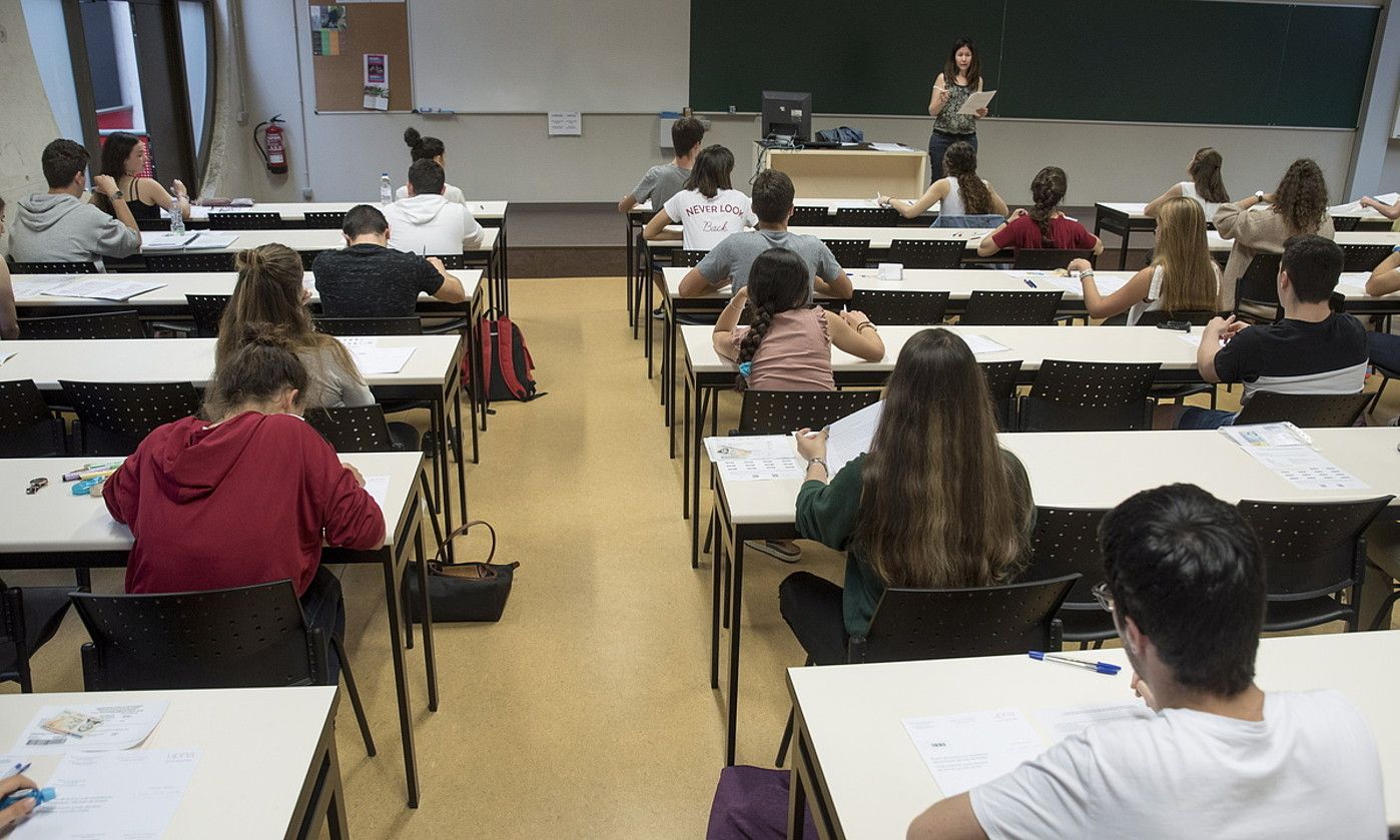 Hainbat ikasle unibertsitatean sartzeko proba egiten, Iruñean, 2019an. IÑIGO URIZ / FOKU.