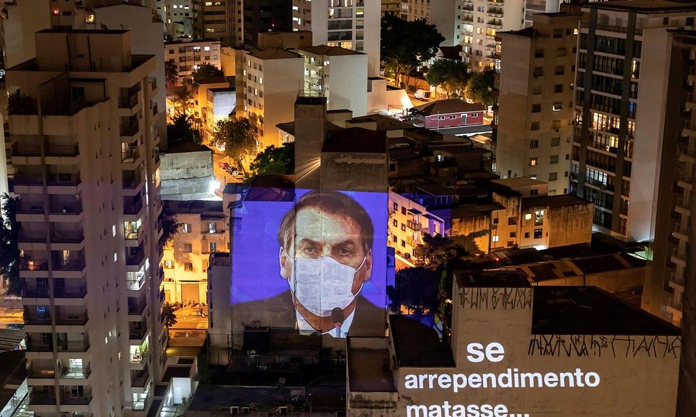 Jair Bolsonaro presidentearen aurkako protesta bat. SEBASTIAO MOREIRA / EFE. Jair Bolsonaro presidentearen aurkako protesta bat. SEBASTIAO MOREIRA / EFE.