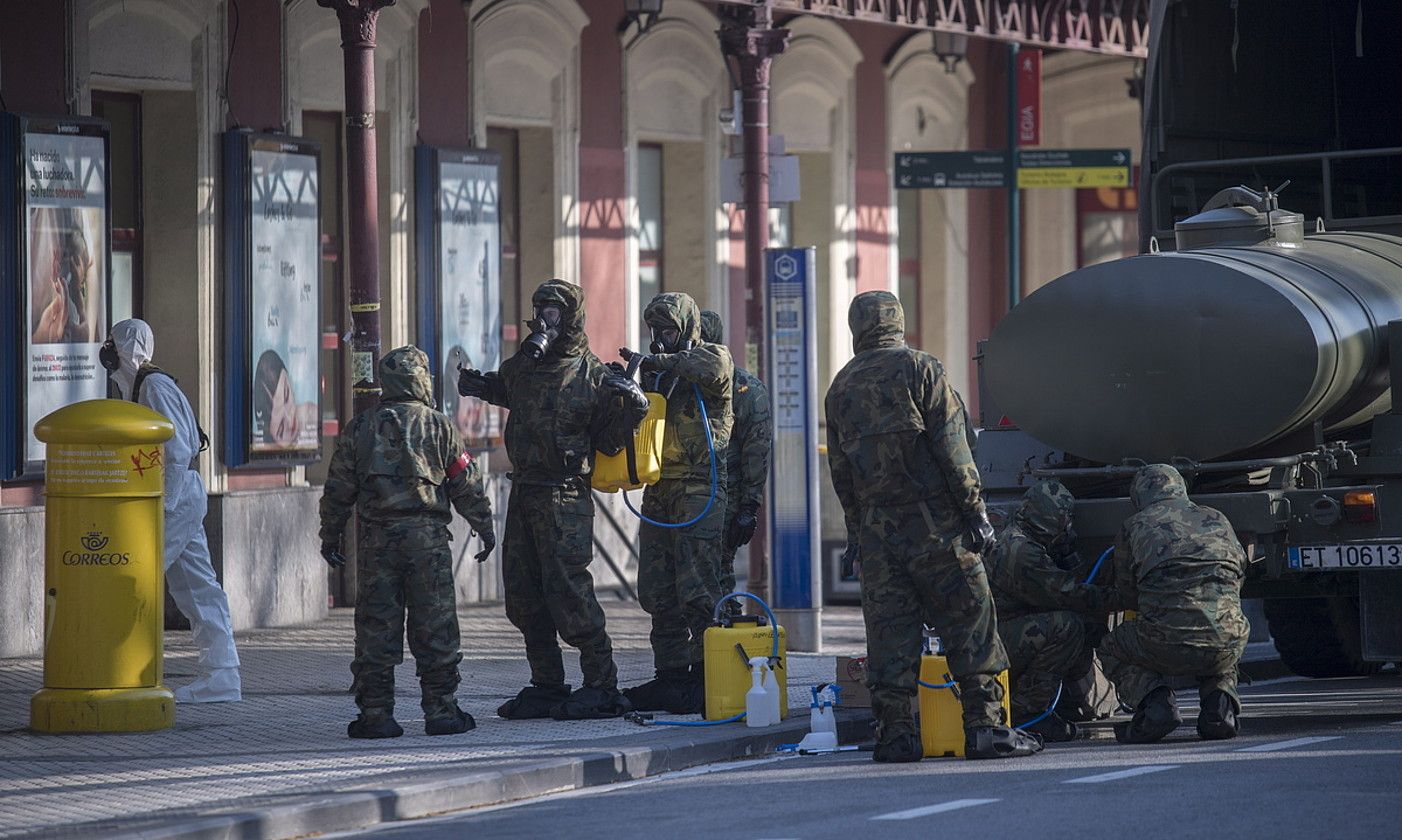 Espainiako militarrak Donostiako tren geltokietako bat desinfektatzen. JUAN CARLOS RUIZ / FOKU.