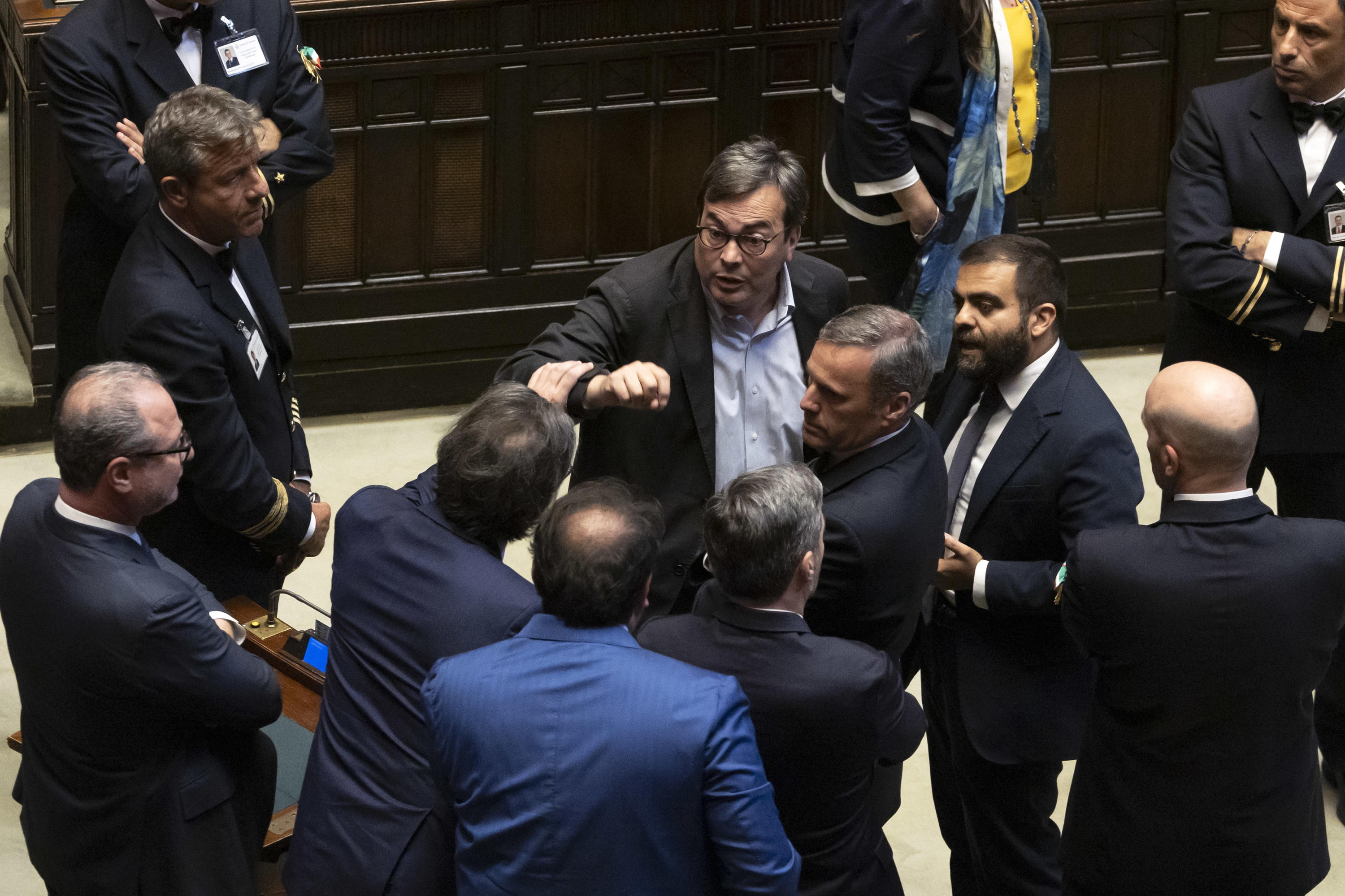 Italiako Diputatuen Ganberako diputatu batzuk elkarren artean eztabaidatzen, ekainean, legea onartu zutenean. MASSIMO PERCOSSI / EFE
