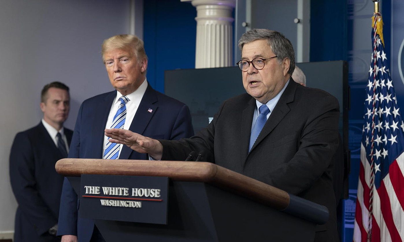 William Barr AEBetako fiskal nagusia, artxiboko irudi batean, Donald Trump presidentea aldamenean duela. CHRIS KLEPONIS / EFE. William Barr AEBetako fiskal nagusia, artxiboko irudi batean, Donald Trump presidentea aldamenean duela. CHRIS KLEPONIS / EFE.