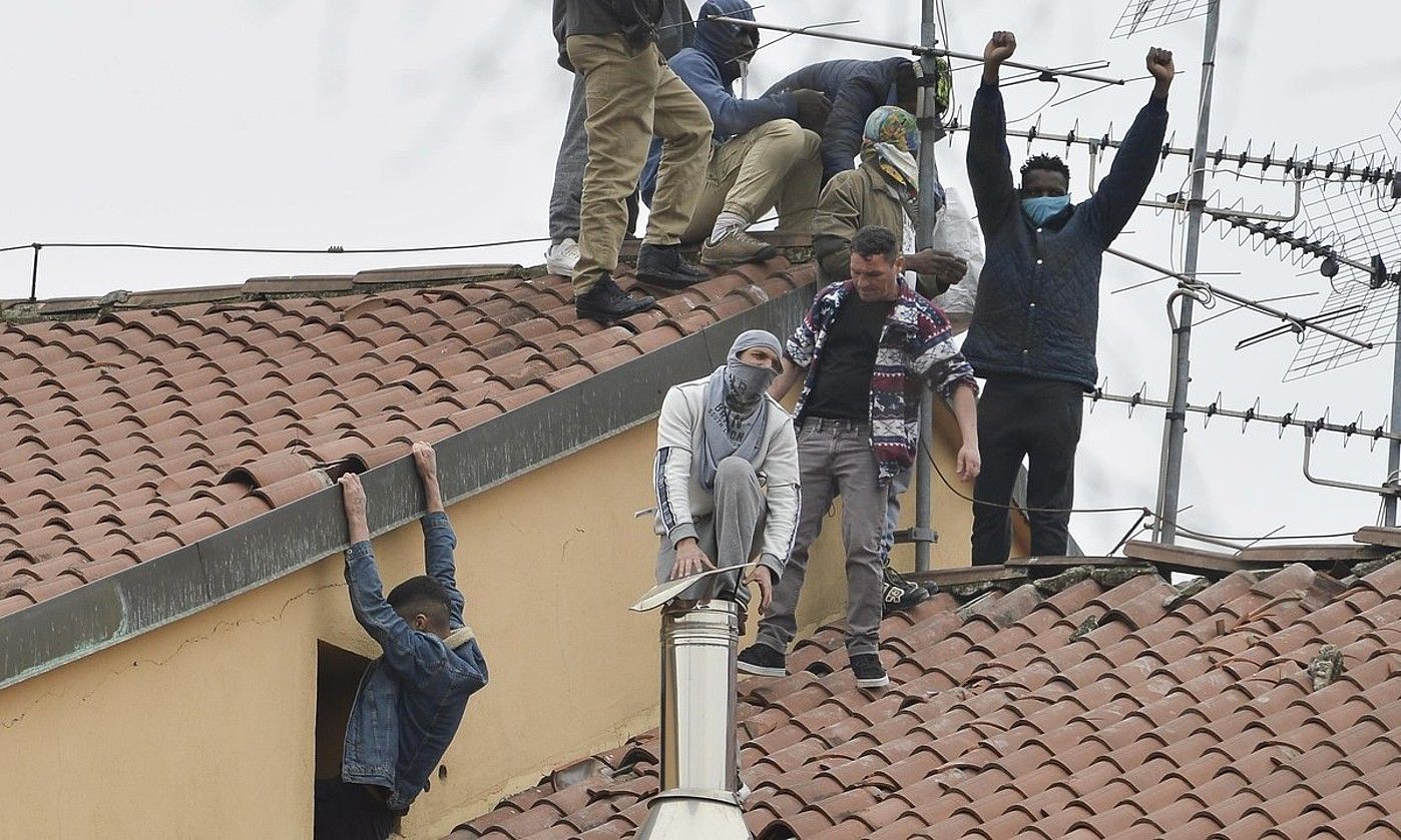 Koronabirusaren aurka espetxean hartutako neurrien inguruko protesta bat, Italian. ANDREA FASANI / EFE. Koronabirusaren aurka espetxean hartutako neurrien inguruko protesta bat, Italian. ANDREA FASANI / EFE.