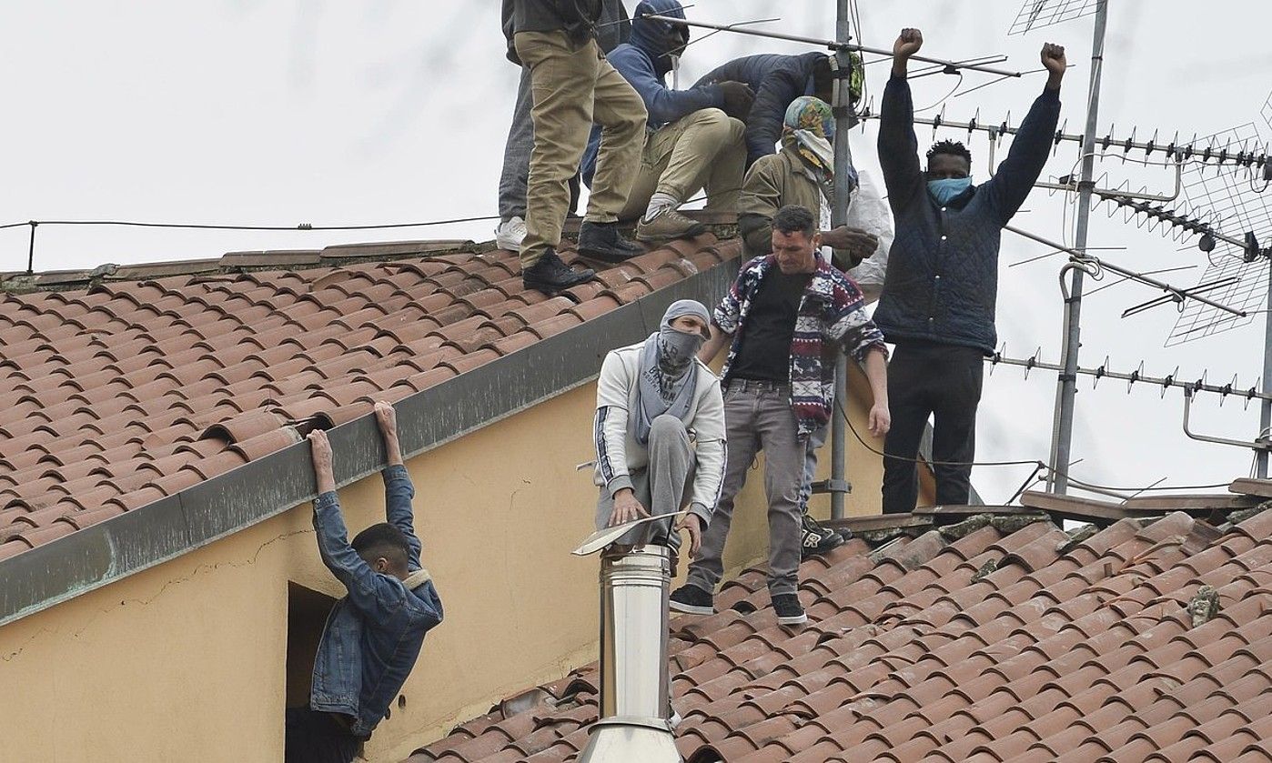 Koronabirusaren aurka espetxean hartutako neurrien inguruko protesta bat, Italian. ANDREA FASANI / EFE.