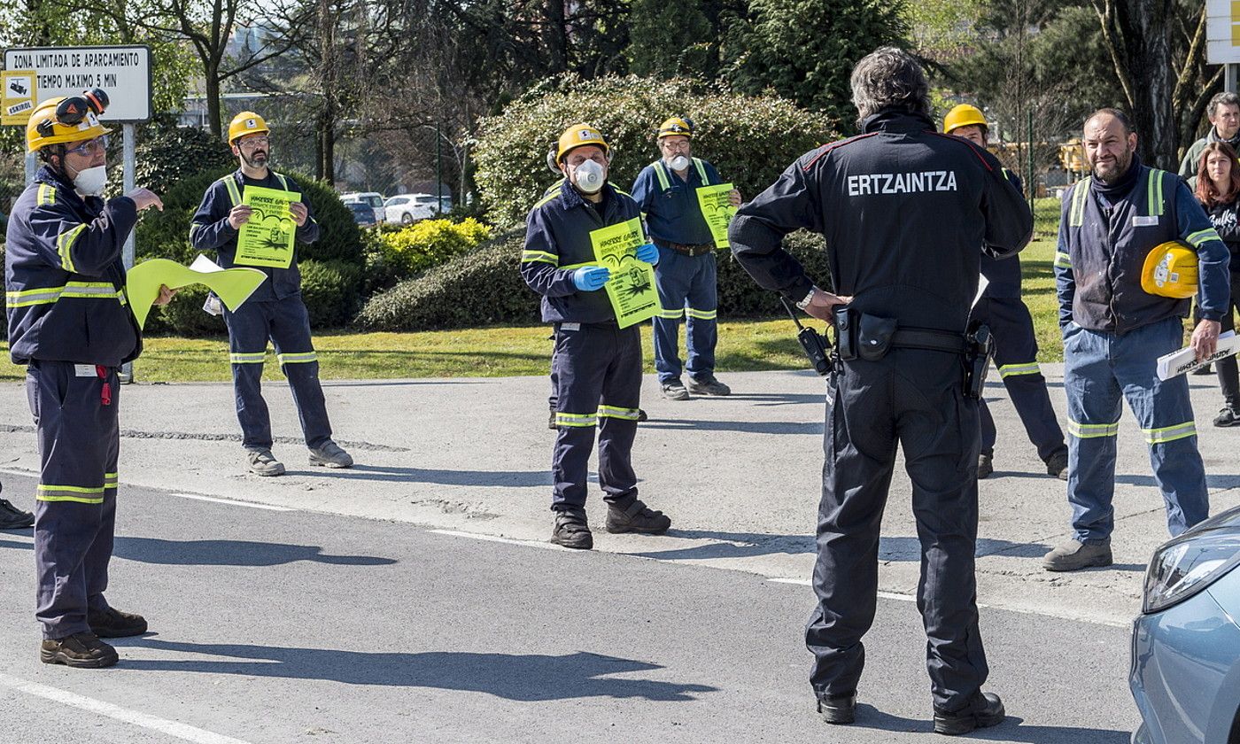 Sidenorreko langileak protestan, ertzain baten aurrean, sindikatuek atzo deitutako mobilizazioetan. MARISOL RAMIREZ / FOKU.