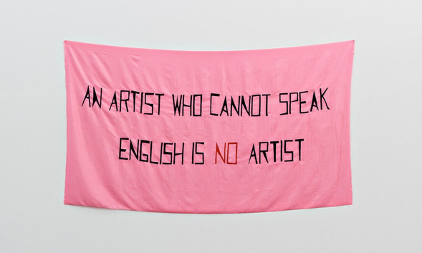 Mladen Stilinovicen An Artist Who Cannot Speak English Is No Artist obra (1992). GALERIE MARTIN JANDA.