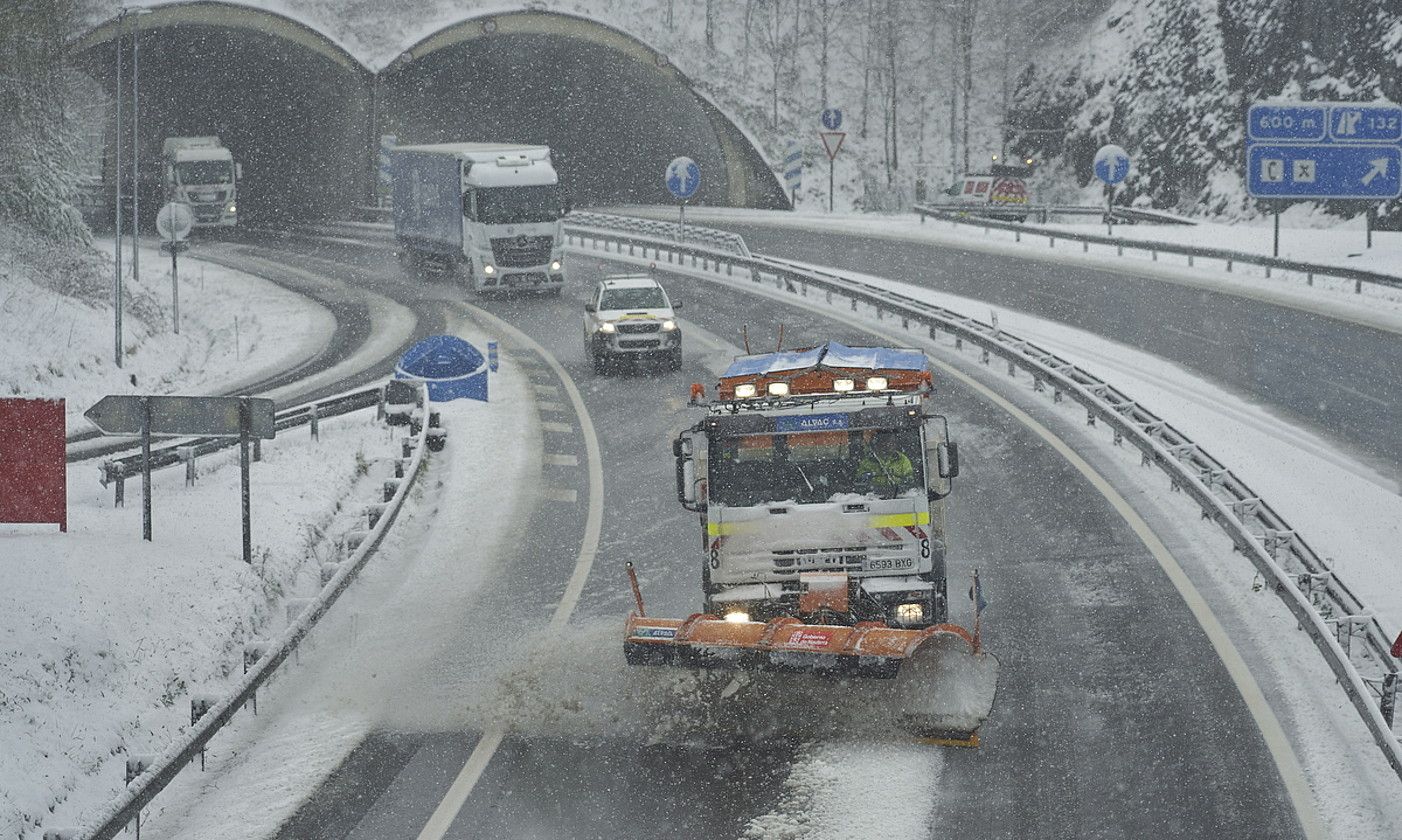 Elurra kentzeko makina bat, atzo, Pagozelain, A-15ean. ANDONI CANELLADA / FOKU