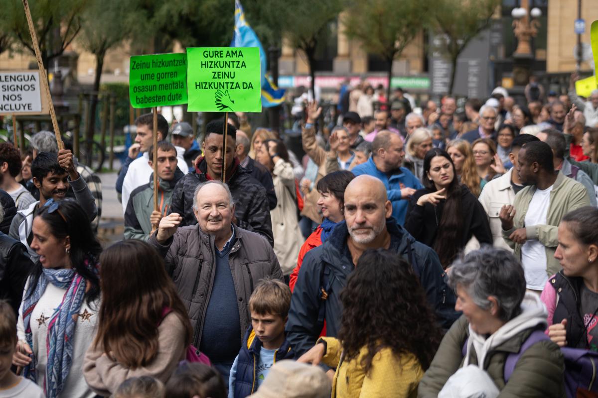 Pertsona Gorren Nazioarteko Egunaren harira Donostian egin duten manifestazioa. JAGOBA MANTEROLA / FOKU