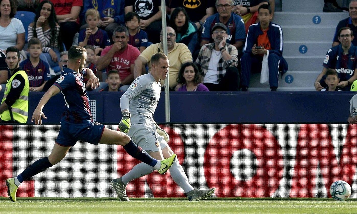Ter Stegen Bartzelonako atezaina oinarekin baloia jotzen Levanteren aurkako partidan, Borja Mayoral aurkaria oso gertu duela. MIGUEL ANGEL POLO/ EFE. Ter Stegen Bartzelonako atezaina oinarekin baloia jotzen Levanteren aurkako partidan, Borja Mayoral aurkaria oso gertu duela. MIGUEL ANGEL POLO/ EFE.