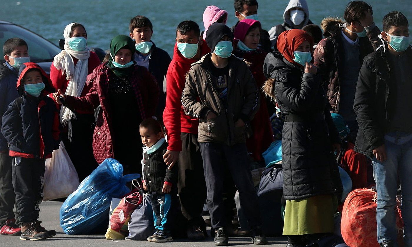 Lesbos irlan lehorreratutako errefuxiatu talde bat, Mitileneko portuan, martxoaren hasieran. ORESTIS PANAGIOTOU / EFE.