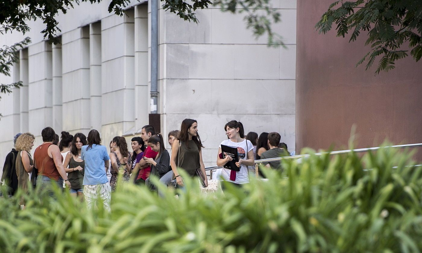 Hainbat ikasle, EHUren Donostiako campusean, artxiboko irudi batean. GORKA RUBIO / FOKU. Hainbat ikasle, EHUren Donostiako campusean, artxiboko irudi batean. GORKA RUBIO / FOKU.
