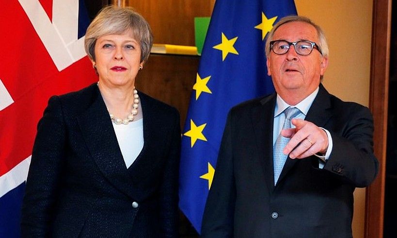 Theresa May Erresuma Batuko lehen ministroa eta Jean Claude Juncker Europako Batzordeko presidentea, atzo gauean, Estrasburgon. VINCENT KESSLER / EFE