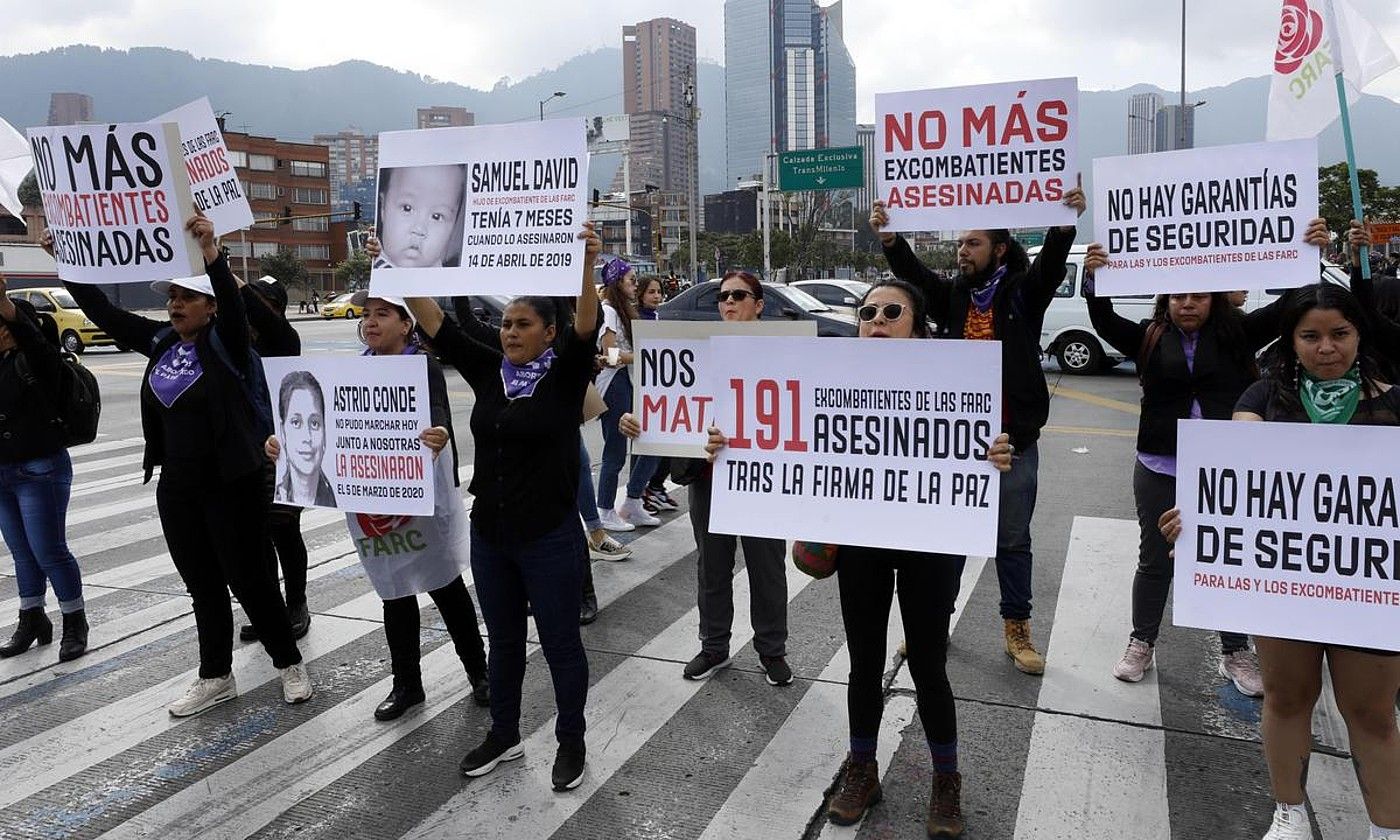 FARCeko gerrillarien hilketak salatzeko manifestazio bat, Bogotan, iragan hilabetean. MAURICIO DUEÑAS CASTAÑEDA / EFE.