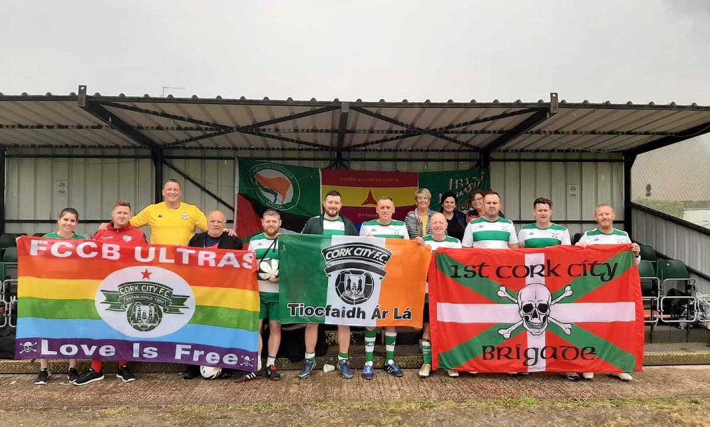 Cork City taldeko jarraitzaile batzuk. IÑIGO BASAGUREN-DUARTE.