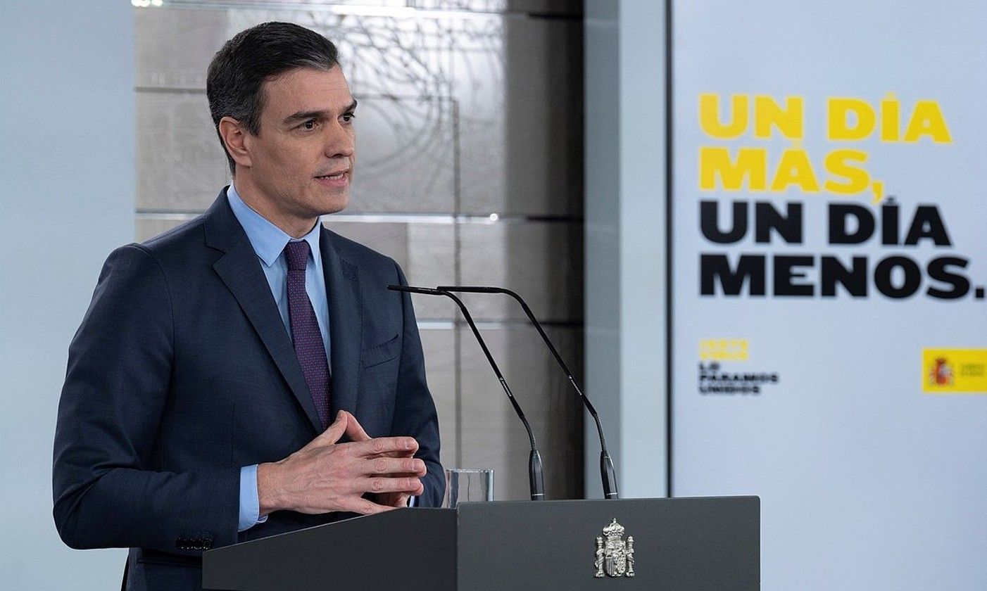 Pedro Sanchez Espainiako Gobernuko presidentea, atzo, Madrilen, alarma egoera beste bi astez luzatzeko agerraidian. BORJA PUIG DE LA BELLACASA / EFE.