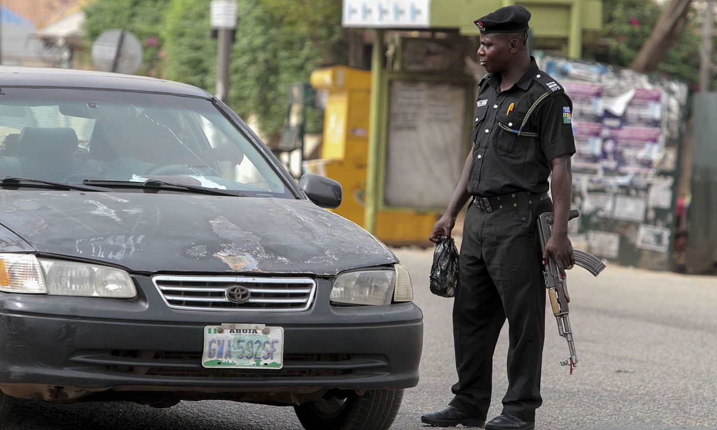 Polizia bat errepideko kontrol batean, Abujan, Nigerian. GEORGE ESIRI / EFE.