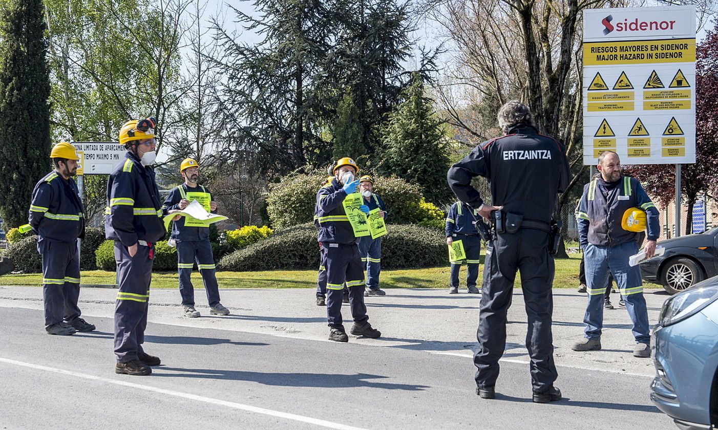 Sidenorreko langileen protesta aurreko egunetan, enpresak jarduera eten zezan. MARISOL RAMIREZ / FOKU.