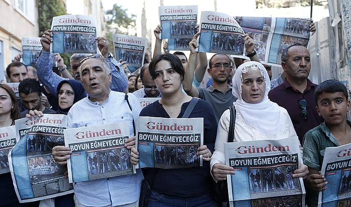 Ozgur Gundem egunkariaren itxiera salatzeko manifestazioa Istanbulen, 2016ko abuztuan. SEDAT SUNA, EFE.