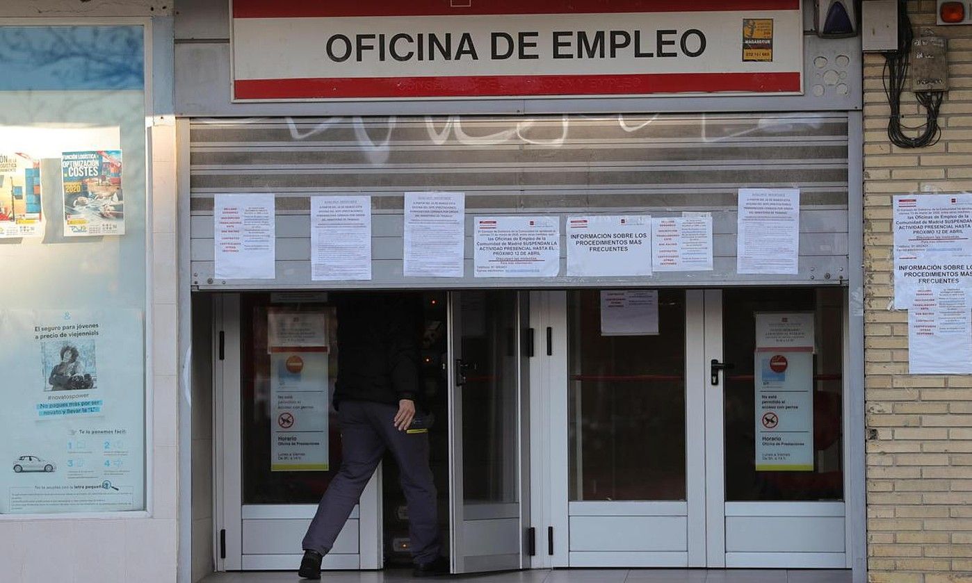 Gizon bat erdizka itxitako enplegu bulego batean sartzen, martxoaren amaieran, Madrilen. JUANJO MARTIN / EFE.