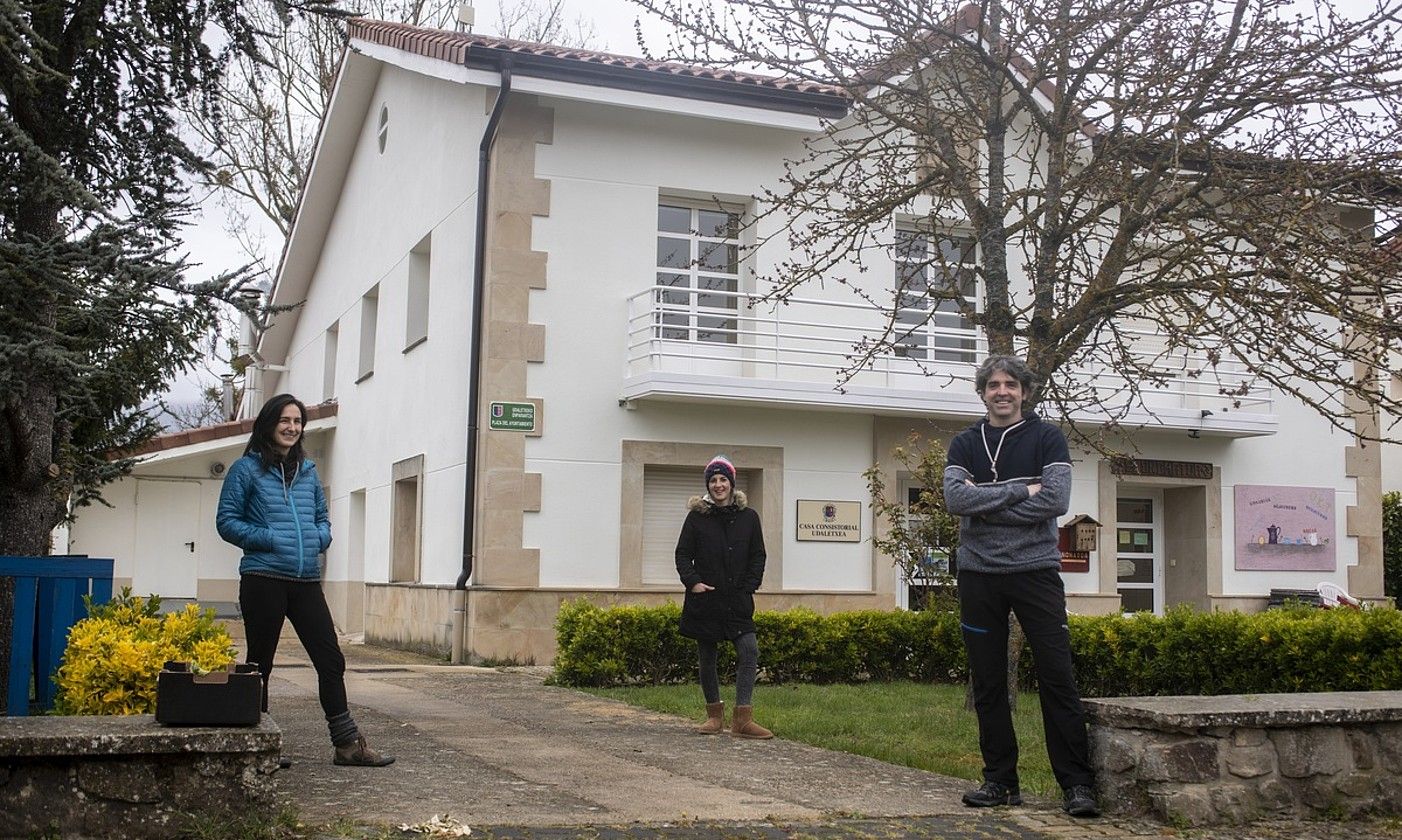 Odei Arregi eta Aixona Saez de Okariz Etxeako guraso elkartekoak, eta Igor Medina alkatea, Ekinbide eraikinaren parean. JAIZKI FONTANEDA / FOKU.