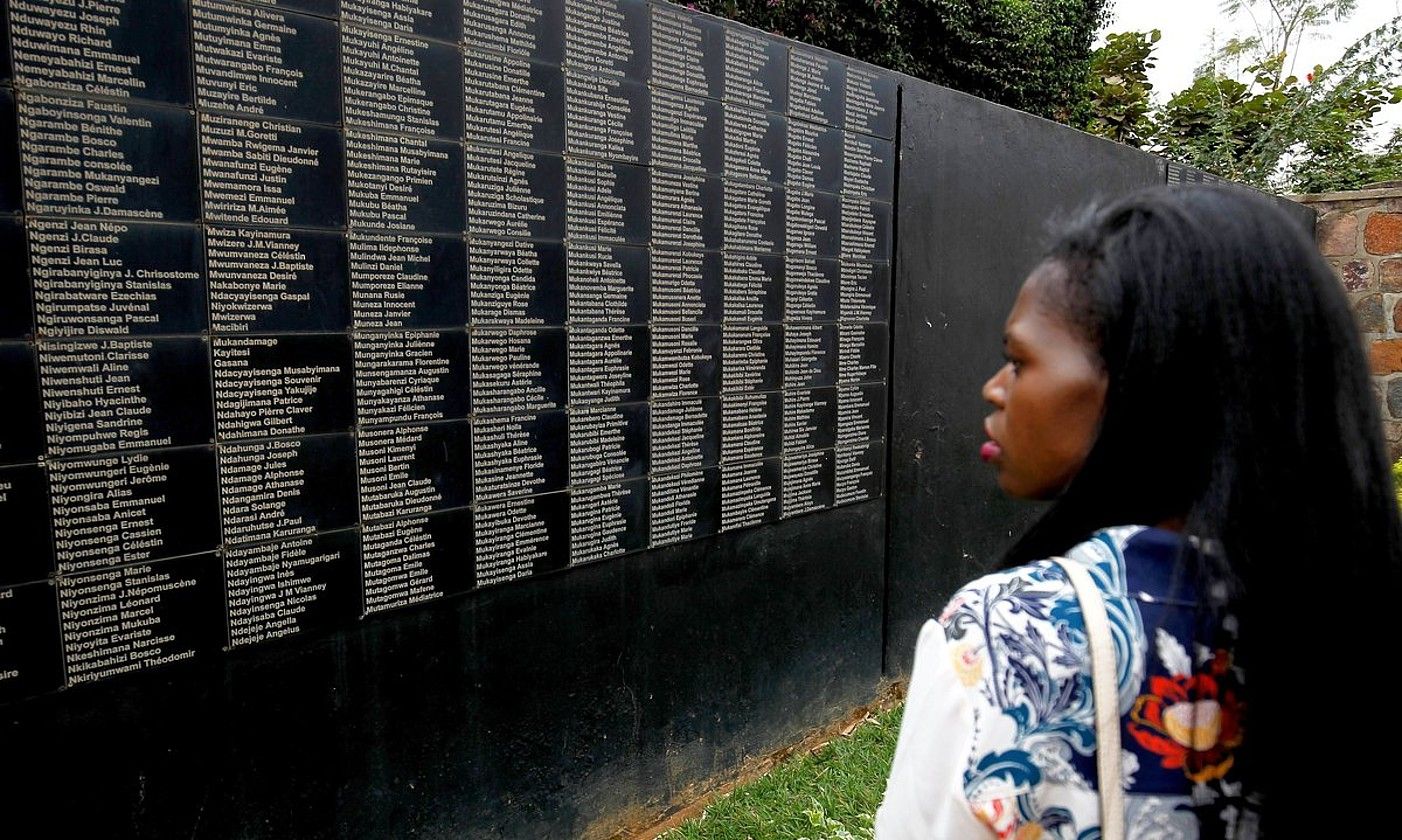 Emakume bat genozidioan hildakoen omenez Kigalin jarritako monumentuari begira. AHMED JALLANZO / EFE.
