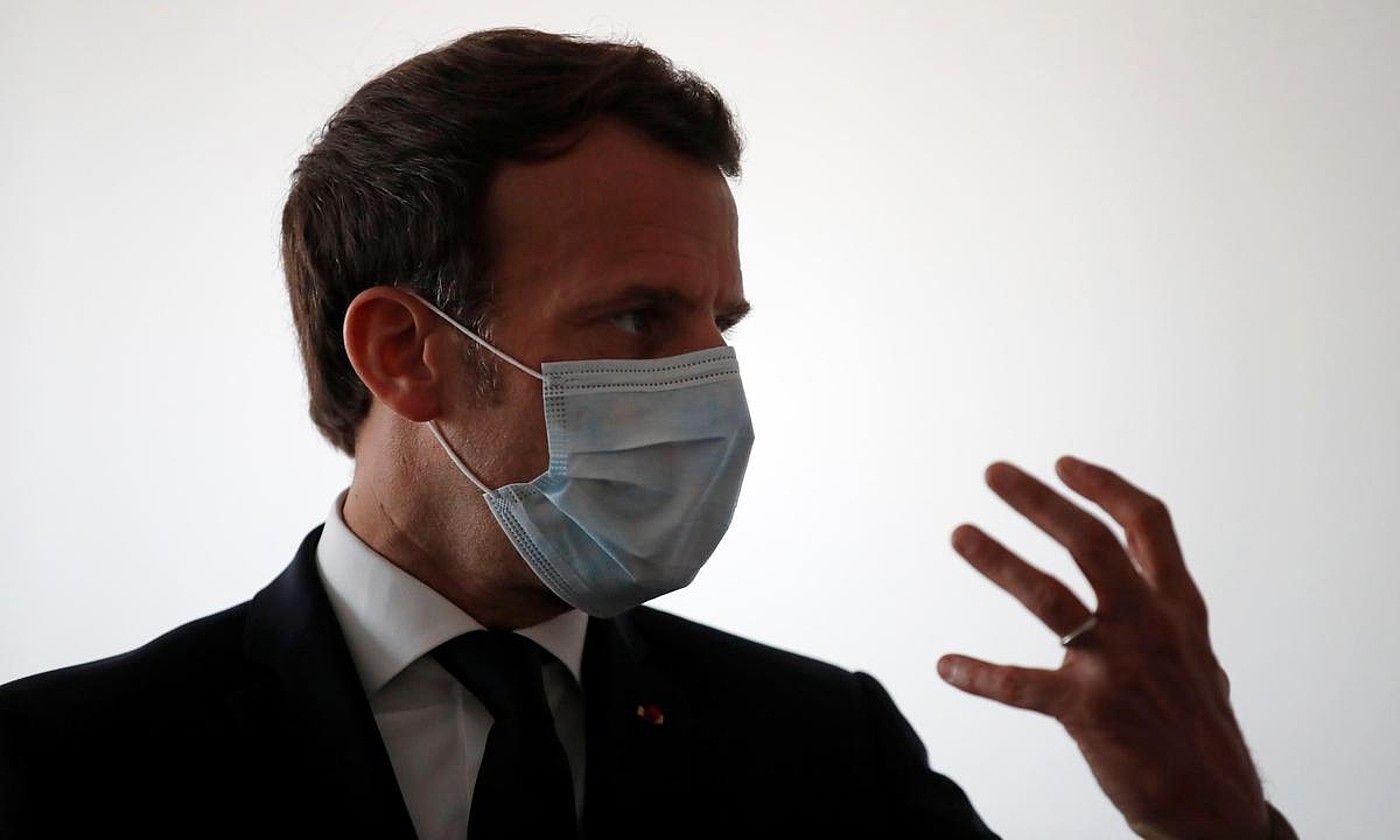 Emmanuel Macron Frantziako presidentea maskara bat jantzita duela, asteartean, Pantingo ospitale batean. GONZALO FUENTES / EFE.