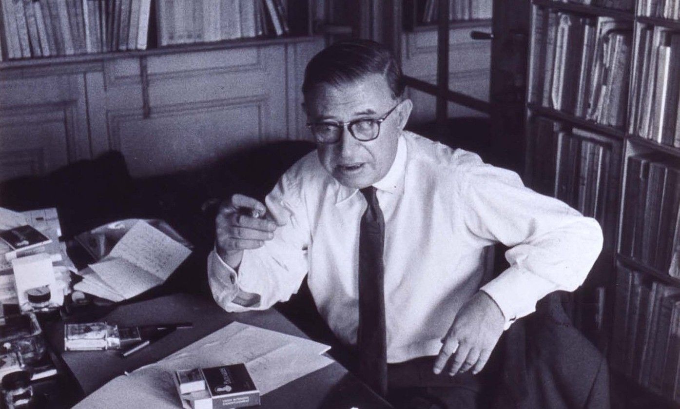 Jean Paul Sartre idazle eta pentsalaria liburutegian, eskuizkribu batzuekin lanean. JEAN MARQUIS.
